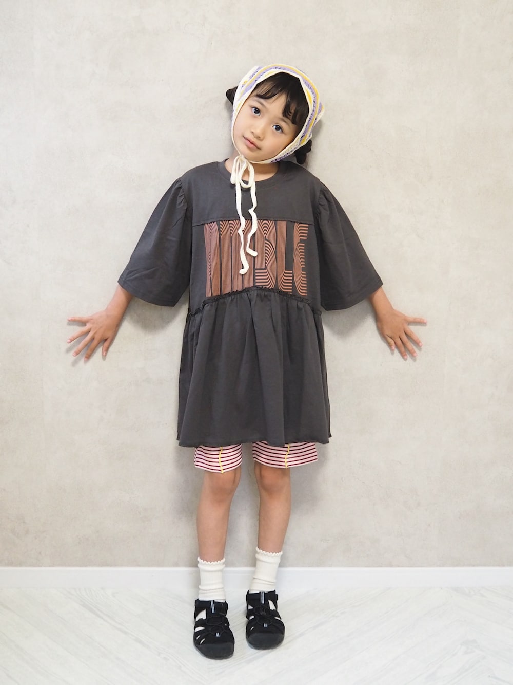 ピンク系のその他パンツ、グレー系のワンピース、ブラック系のサンダルを着用したキッズの夏コーディネートの3枚目の写真