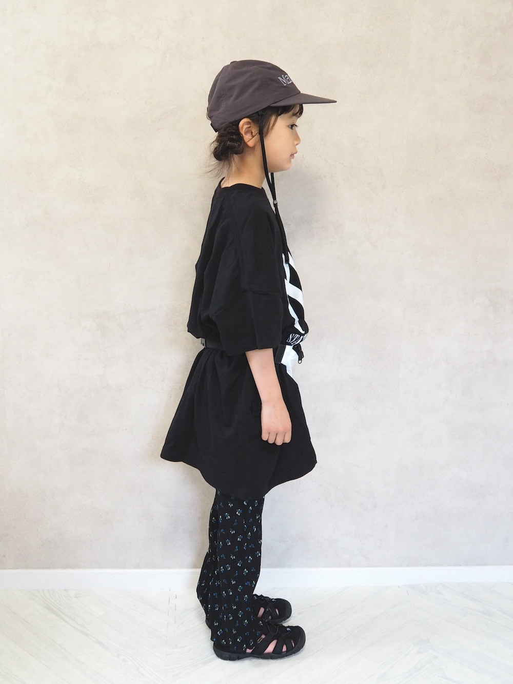 ブラック系のその他パンツ、ホワイト系のボディバッグ/ウエストポーチ、ブラック系のTシャツ/カットソーを着用したキッズの夏コーディネートの4枚目の写真