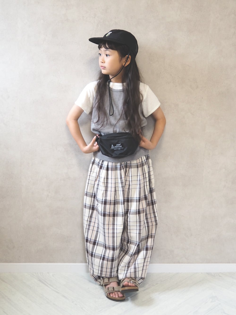 ホワイト系のTシャツ/カットソー、ベージュ系のその他パンツ、ベージュ系のサンダルを着用したキッズの夏コーディネートの2枚目の写真
