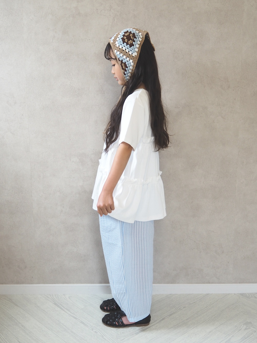 ホワイト系のTシャツ/カットソー、ブルー系のその他パンツ、ブラウン系のヘアバンドを着用したキッズの夏コーディネートの2枚目の写真
