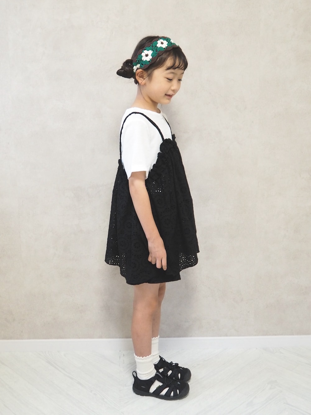 ブラック系のTシャツ/カットソー、ブラック系のその他パンツ、ブラック系のサンダルを着用したキッズの夏コーディネートの5枚目の写真