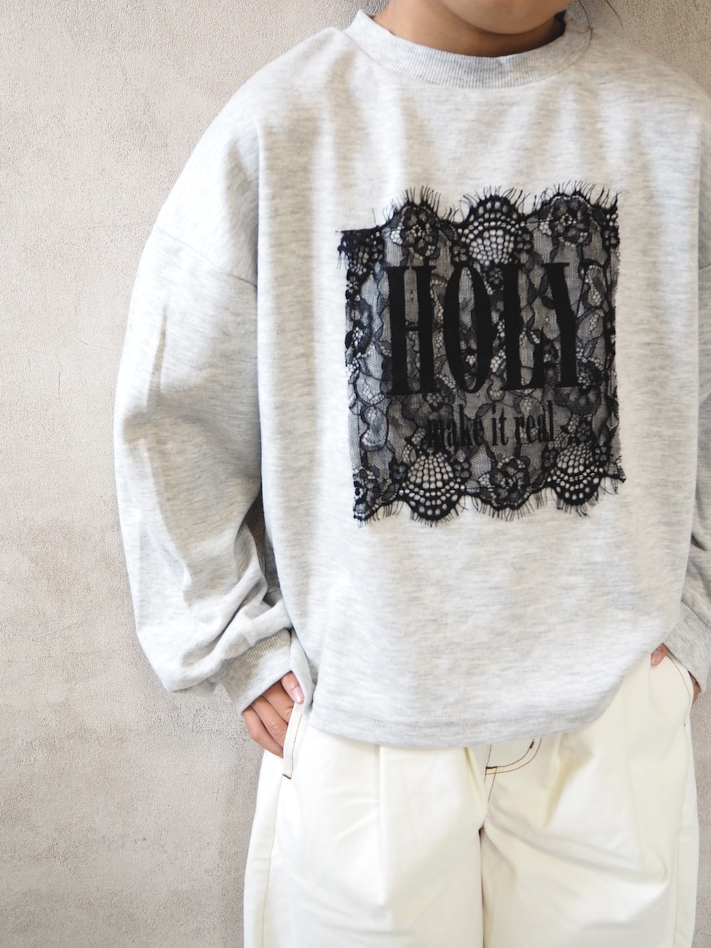 ホワイト系のその他パンツ、ブラック系のスニーカー、グレー系のTシャツ/カットソーを着用したキッズの秋コーディネートの5枚目の写真