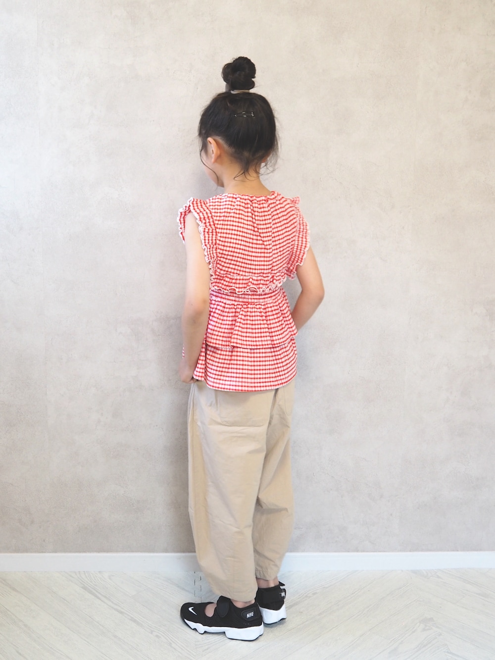 ベージュ系のその他パンツ、レッド系のTシャツ/カットソー、ブラック系のスニーカーを着用したキッズの夏コーディネートの4枚目の写真