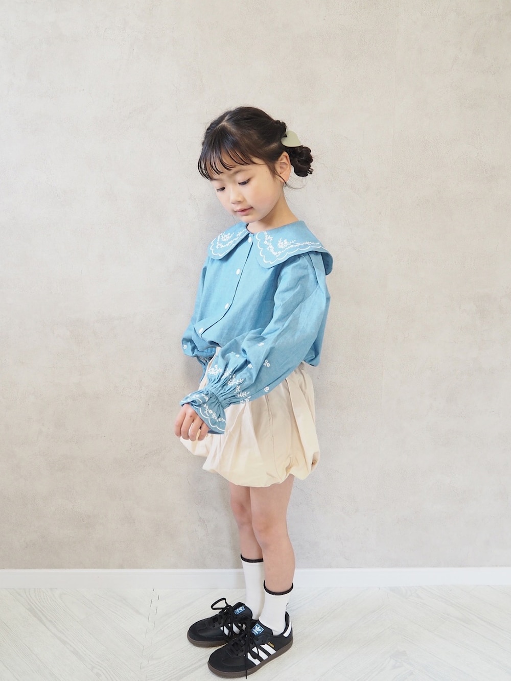 ブラック系のスニーカー、ブルー系のシャツ/ブラウスを着用したキッズの春コーディネートの2枚目の写真