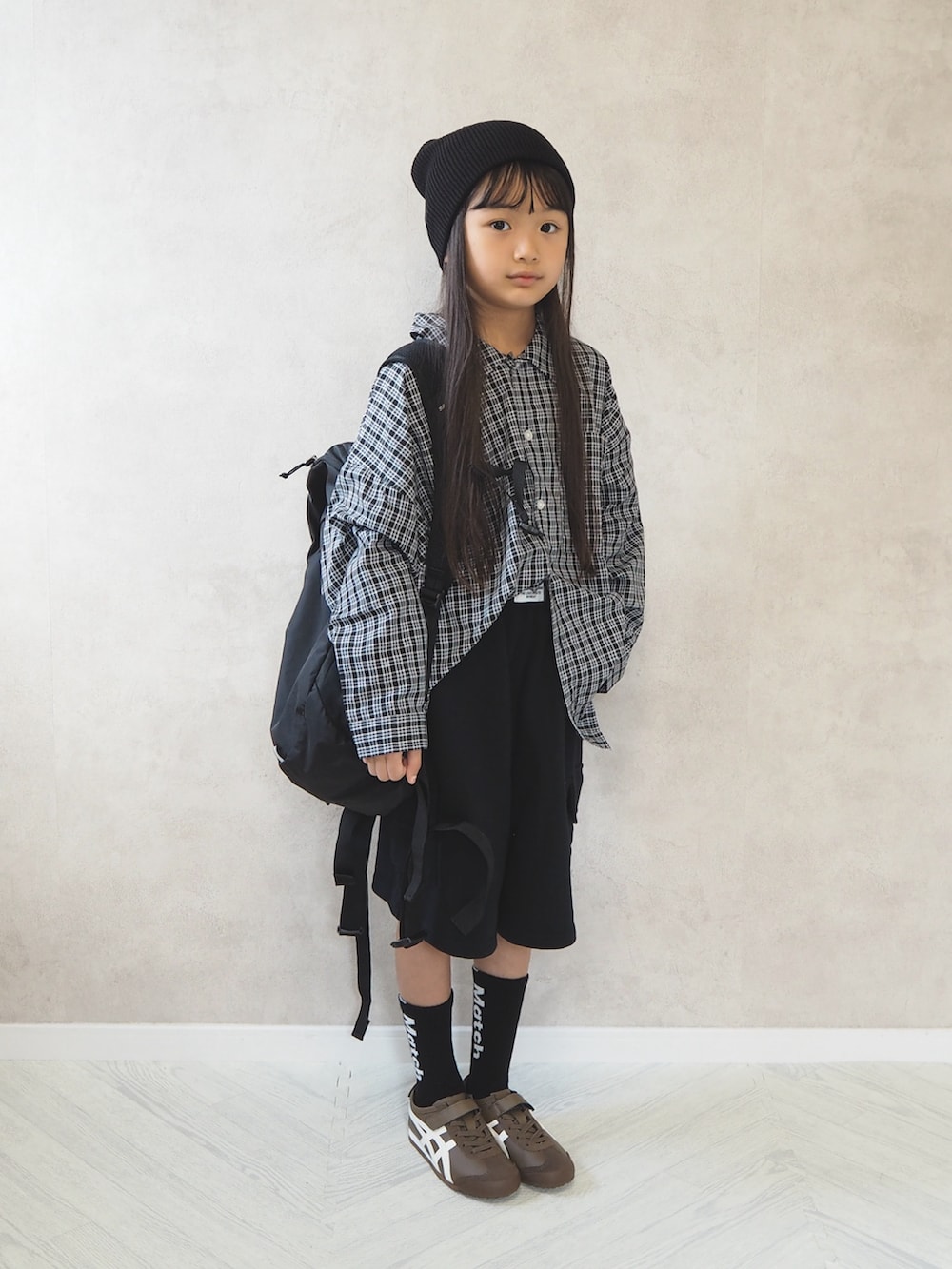 ブラック系のその他パンツ、ブラック系のシャツ/ブラウス、ブラウン系のスニーカーを着用したキッズの秋コーディネートの2枚目の写真