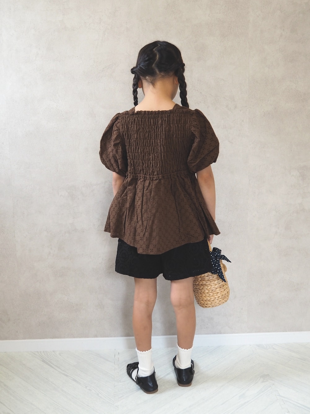 ブラウン系のシャツ/ブラウス、ブラック系のその他パンツを着用したキッズの夏コーディネートの4枚目の写真