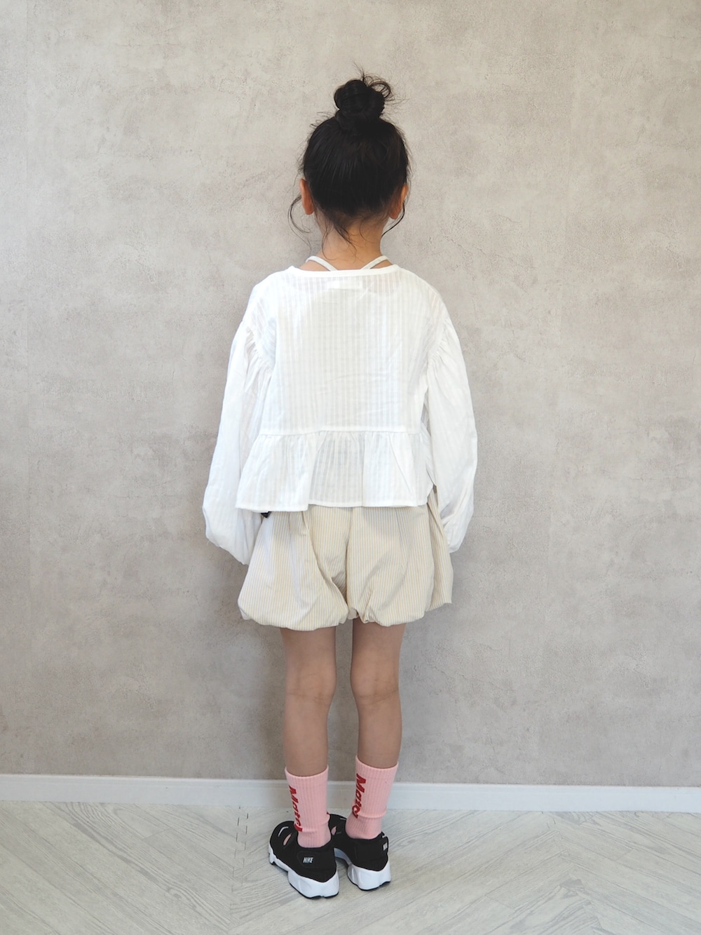 ホワイト系のカーディガン/ボレロ、ホワイト系のタンクトップ、ベージュ系のその他パンツを着用したキッズの春コーディネートの4枚目の写真