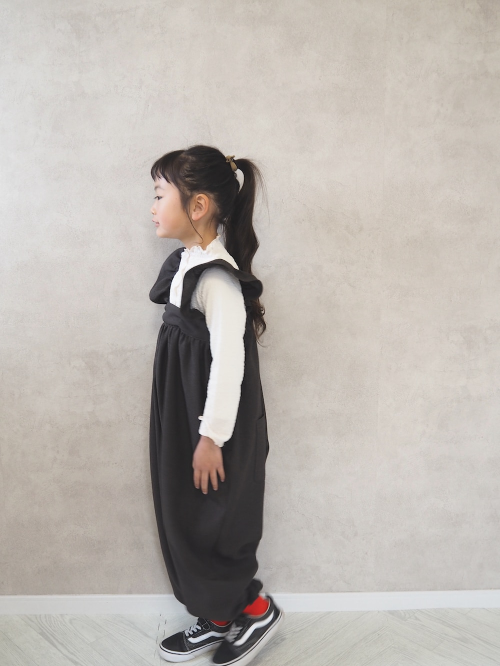 グレー系のサロペット/オーバーオール、レッド系のソックス/靴下を着用したキッズの春コーディネートの2枚目の写真