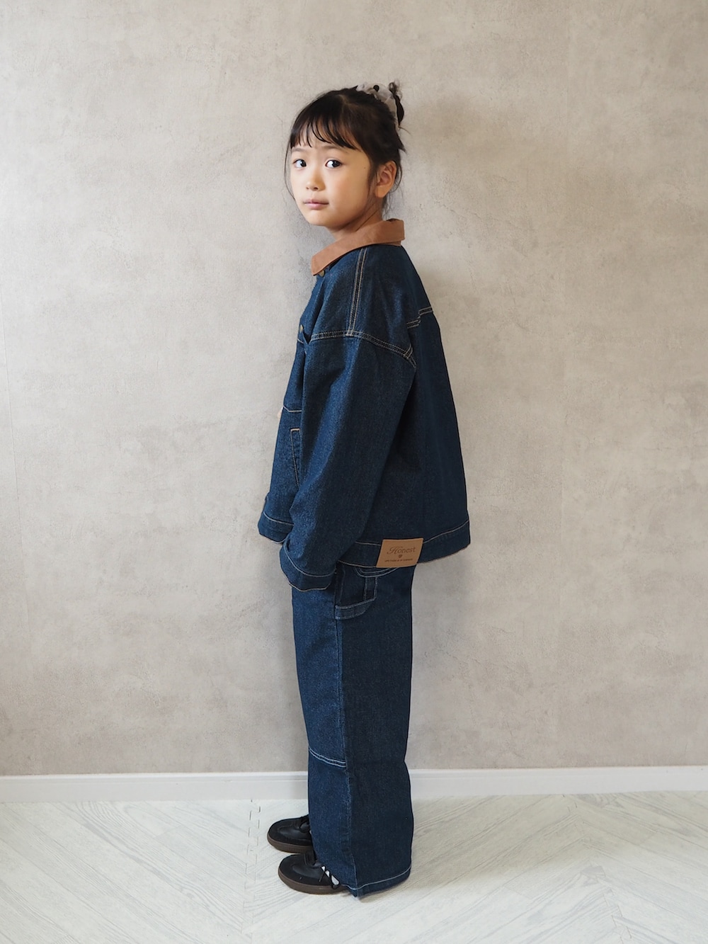 ブルー系のデニムジャケット、ブルー系のデニムパンツ、グレー系のTシャツ/カットソーを着用したキッズの秋コーディネートの3枚目の写真
