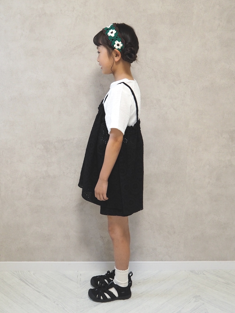 ブラック系のTシャツ/カットソー、ブラック系のその他パンツ、ブラック系のサンダルを着用したキッズの夏コーディネートの3枚目の写真