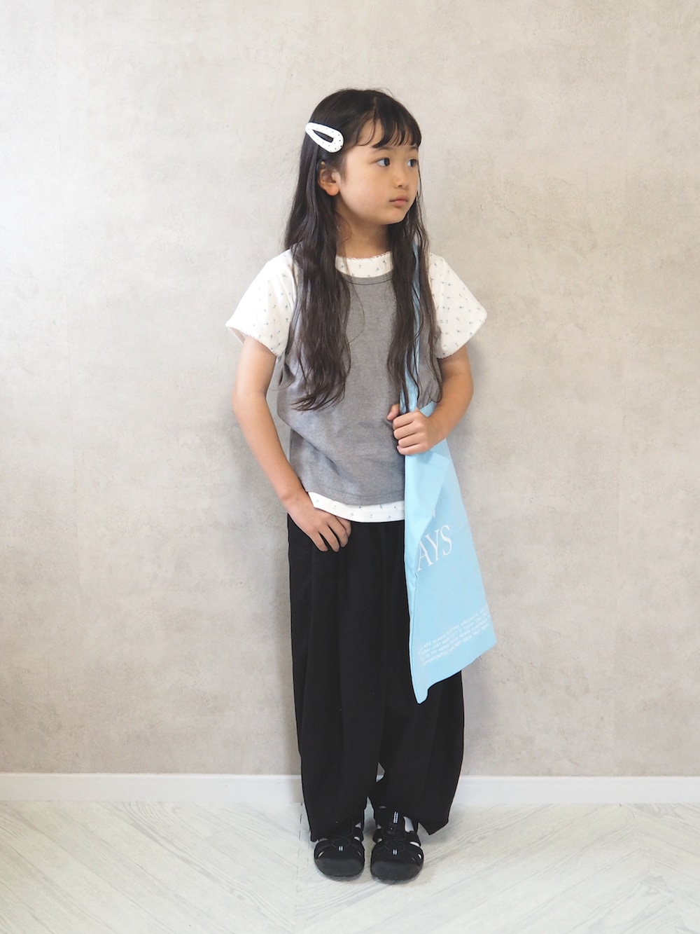 ホワイト系のTシャツ/カットソー、ブラック系のその他パンツ、ブラック系のサンダルを着用したキッズの夏コーディネートの3枚目の写真