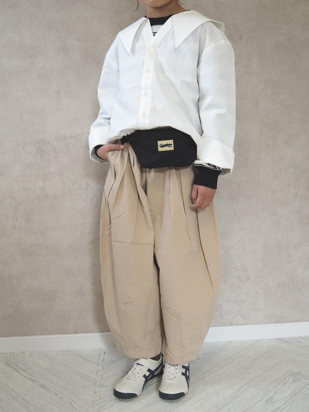 その他のTシャツ/カットソー、ホワイト系のシャツ/ブラウス、ベージュ系のその他パンツを着用したキッズの冬コーディネートの4枚目の写真