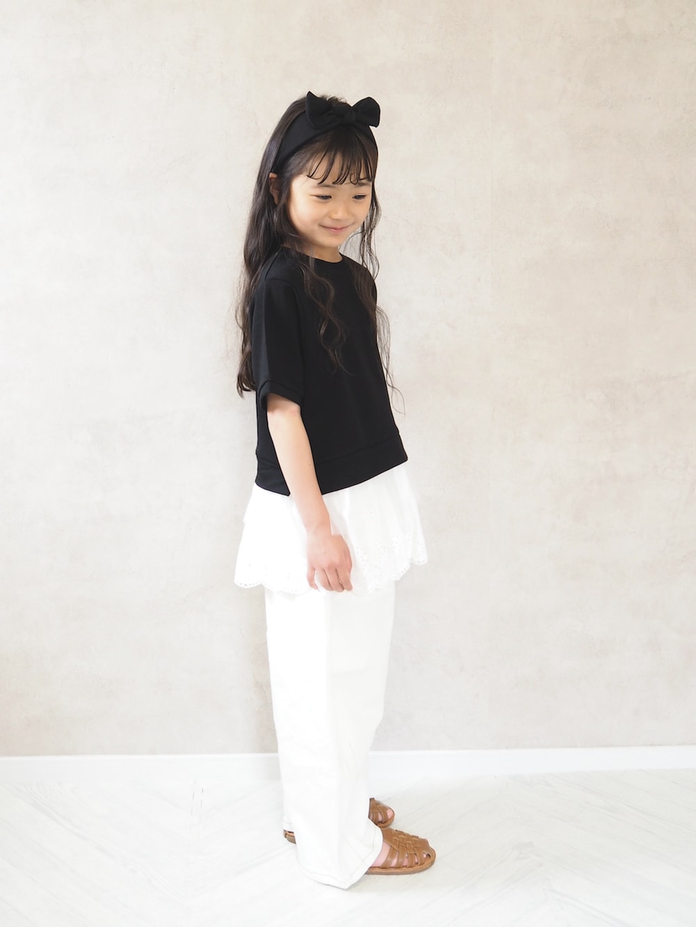 ブラック系のTシャツ/カットソー、ホワイト系のその他パンツを着用したキッズの夏コーディネートの3枚目の写真