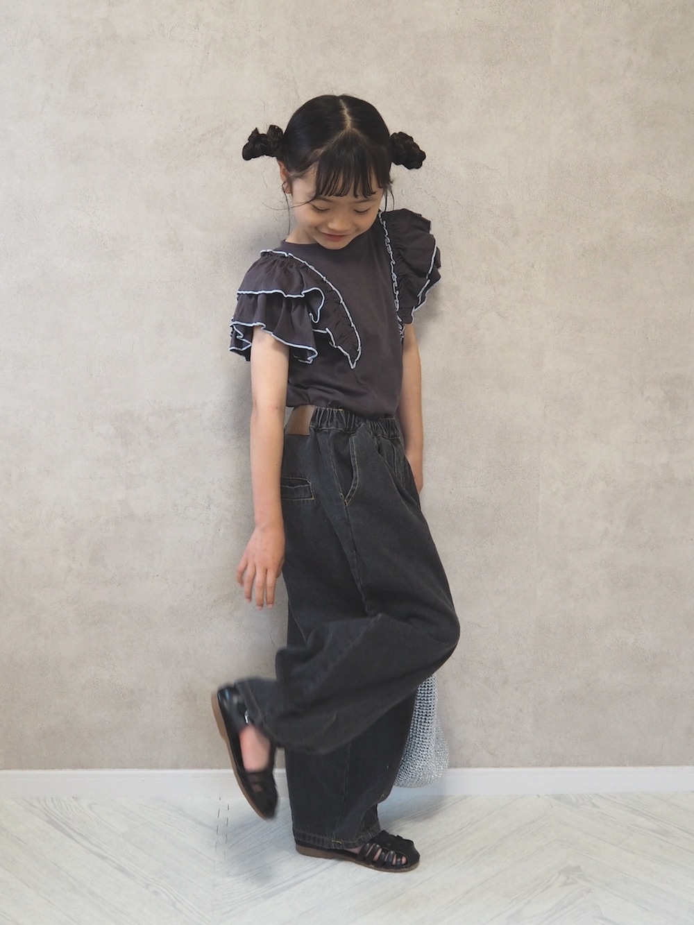 グレー系のTシャツ/カットソー、ブラック系のデニムパンツ、シルバー系のショルダーバッグを着用したキッズの夏コーディネートの5枚目の写真
