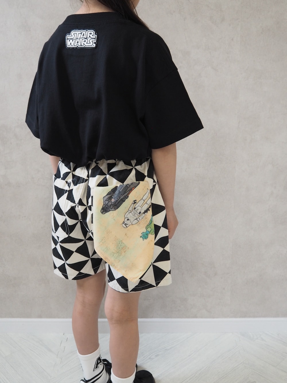 ブラック系のスニーカー、ブラック系のTシャツ/カットソー、ホワイト系のその他パンツを着用したキッズの春コーディネートの5枚目の写真