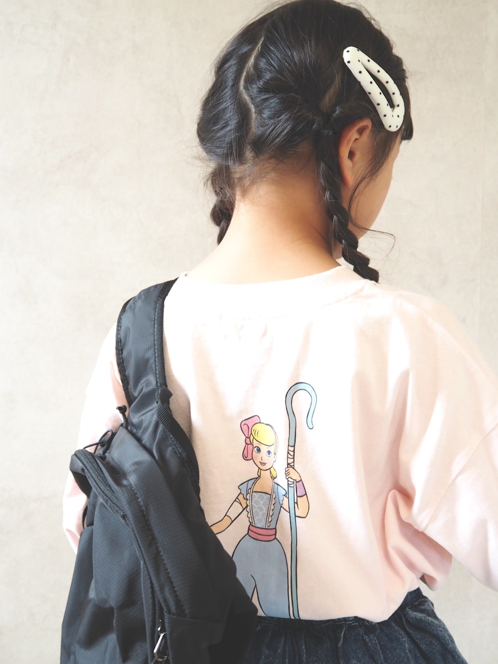 ブラック系のスニーカー、ピンク系のTシャツ/カットソー、ブルー系のデニムパンツを着用したキッズの夏コーディネートの4枚目の写真