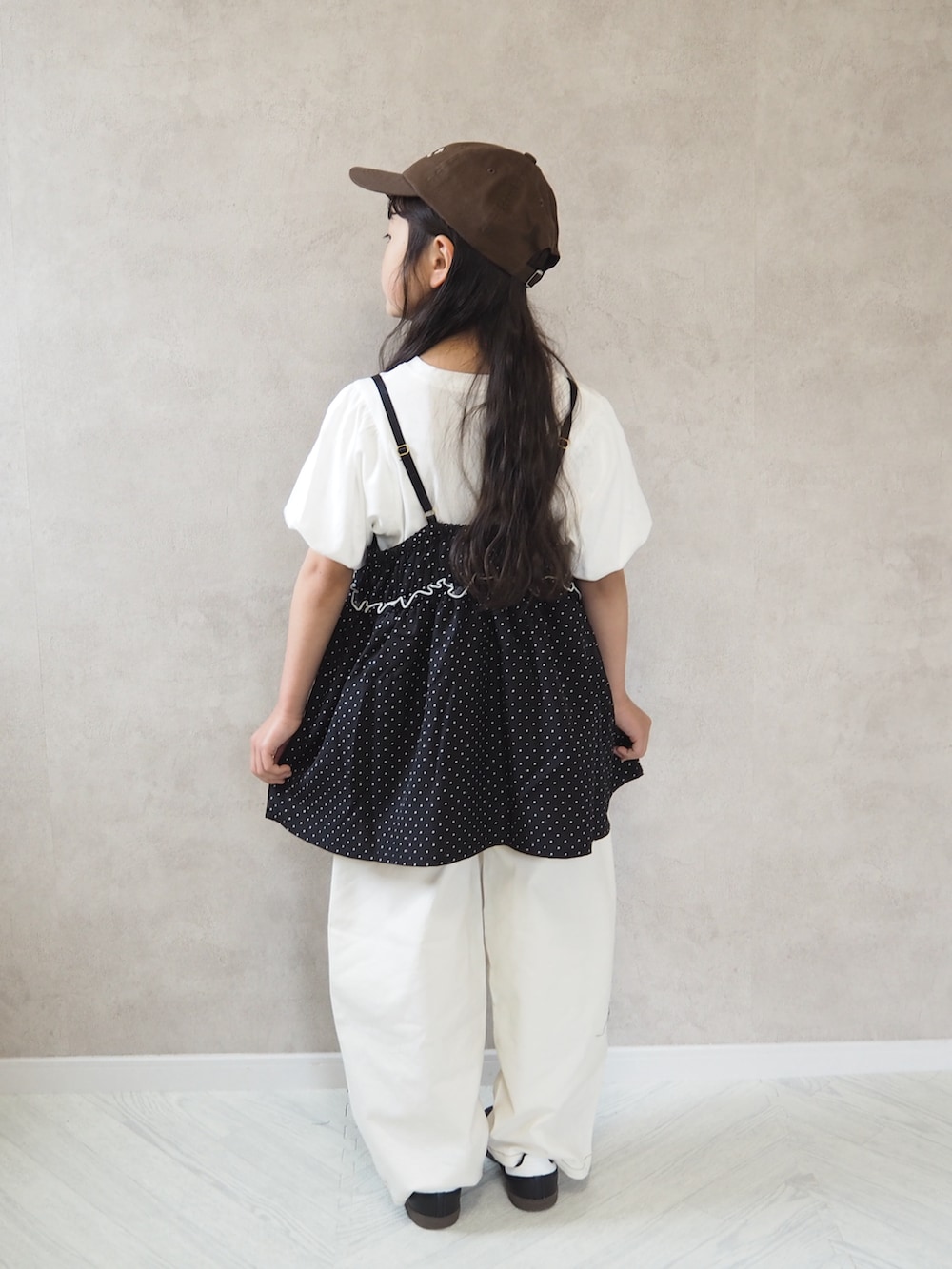 ブラック系のスニーカー、ブラック系のTシャツ/カットソー、ホワイト系のその他パンツを着用したキッズの夏コーディネートの4枚目の写真