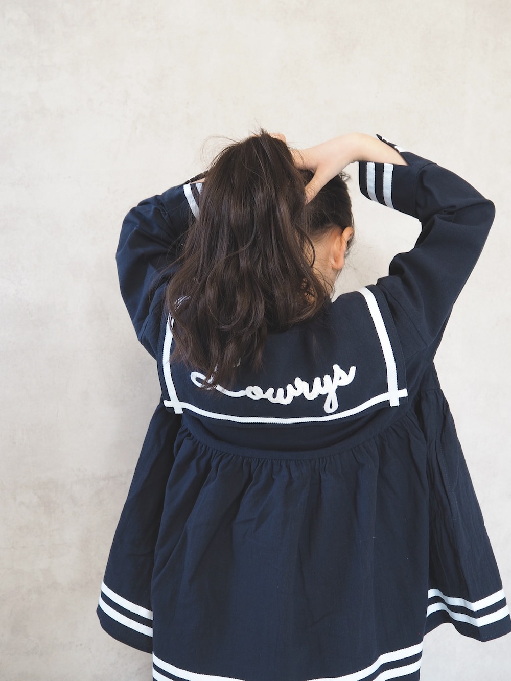 ブルー系のワンピース、ブラック系のスニーカー、ベージュ系のその他パンツを着用したキッズの春コーディネートの5枚目の写真