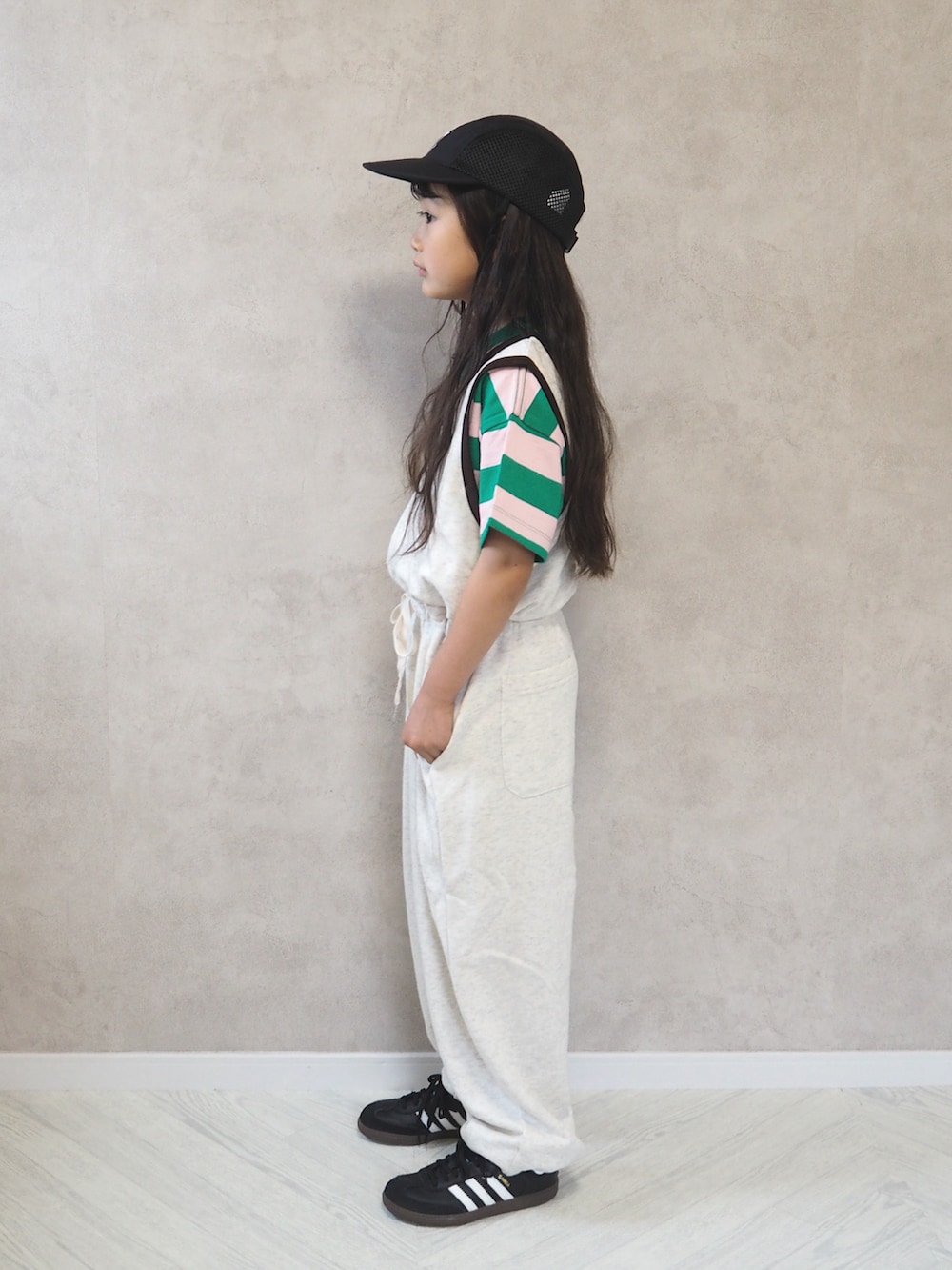グリーン系のTシャツ/カットソー、ブラック系のスニーカー、ホワイト系のつなぎ/オールインワンを着用したキッズの夏コーディネートの3枚目の写真