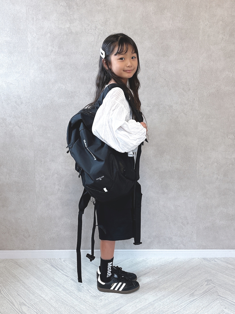 ブラック系のその他パンツ、ブラック系のスニーカー、ブラウン系のタンクトップを着用したキッズの秋コーディネートの5枚目の写真