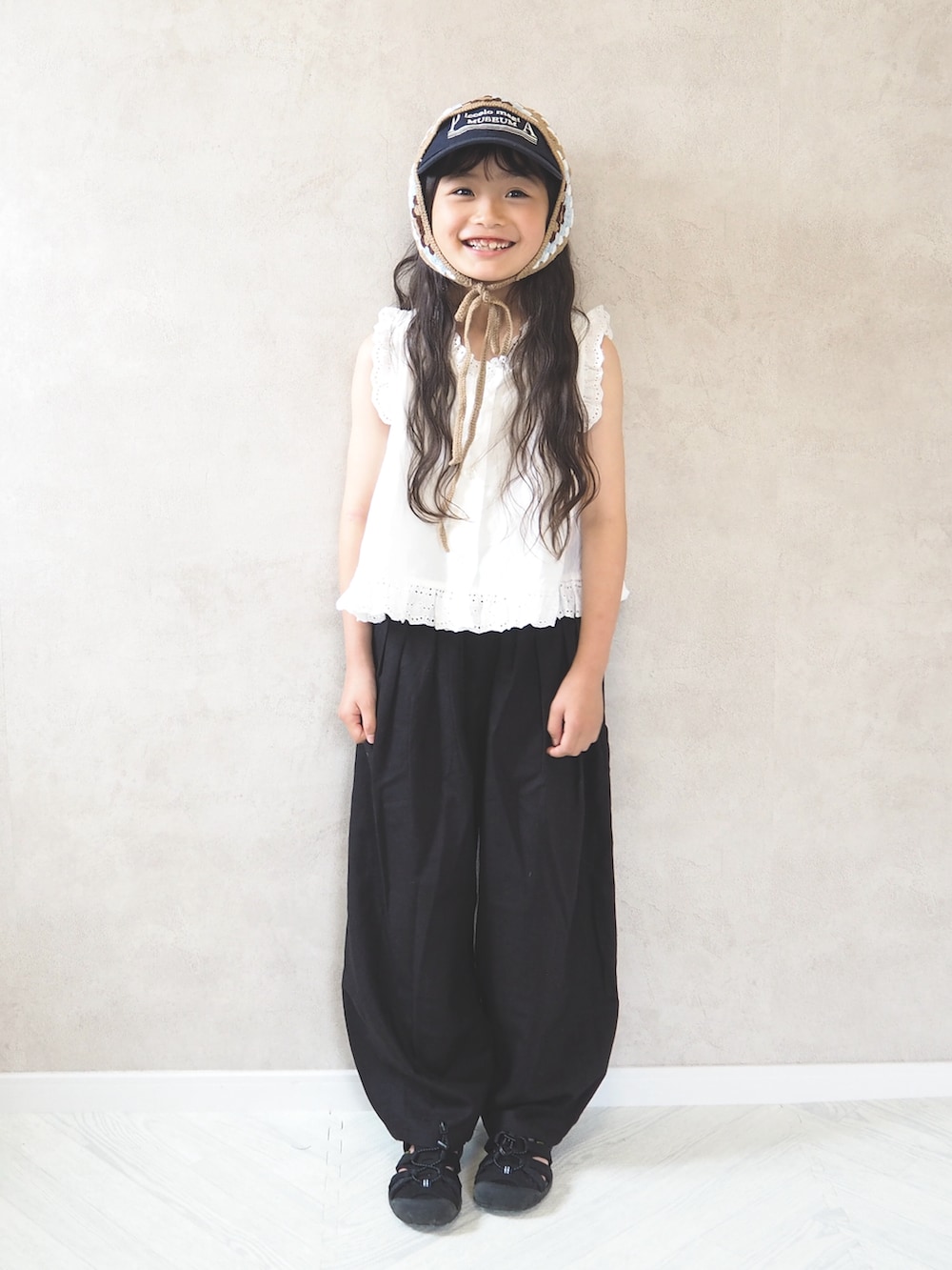 ブラック系のその他パンツ、ホワイト系のシャツ/ブラウス、ブラック系のサンダルを着用したキッズの夏コーディネートの2枚目の写真