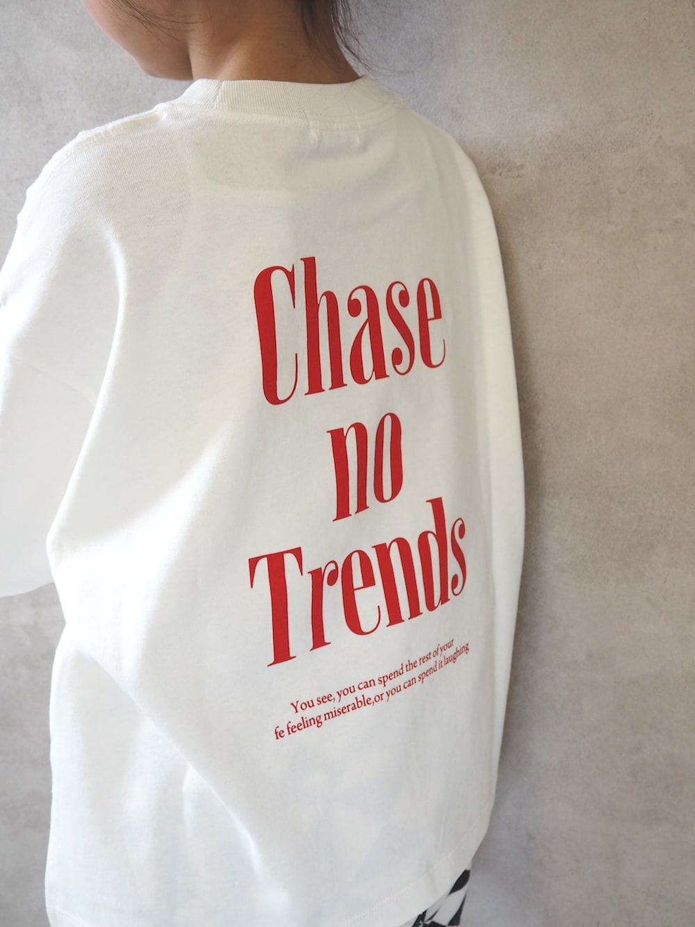 ホワイト系のTシャツ/カットソー、ホワイト系のその他パンツ、ブラック系のスニーカーを着用したキッズの夏コーディネートの2枚目の写真