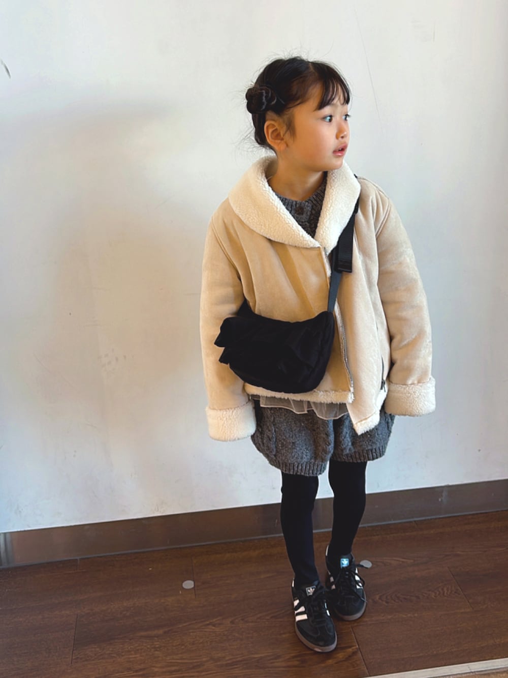 グレー系のニット/セーター、グレー系のその他パンツを着用したキッズの冬コーディネートの3枚目の写真