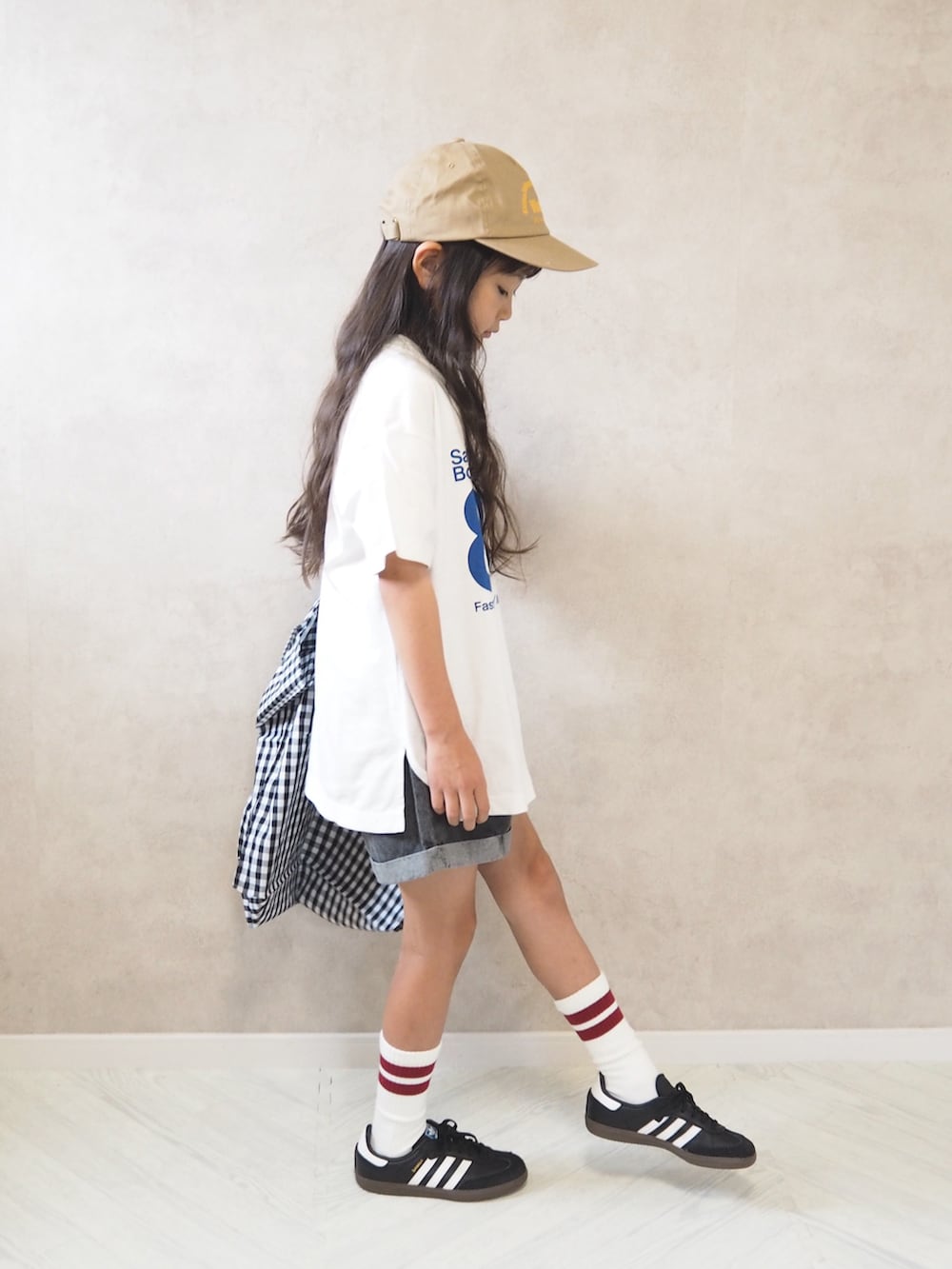 ブラック系のトートバッグ、ホワイト系のTシャツ/カットソー、ブラック系のその他パンツを着用したキッズの夏コーディネートの3枚目の写真