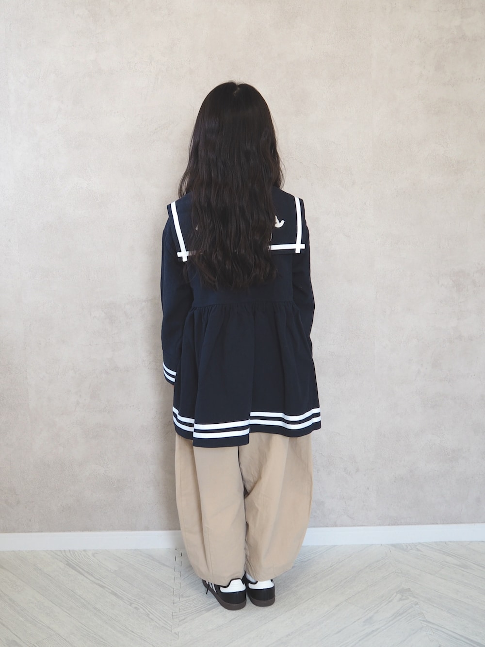 ブルー系のワンピース、ブラック系のスニーカー、ベージュ系のその他パンツを着用したキッズの春コーディネートの4枚目の写真