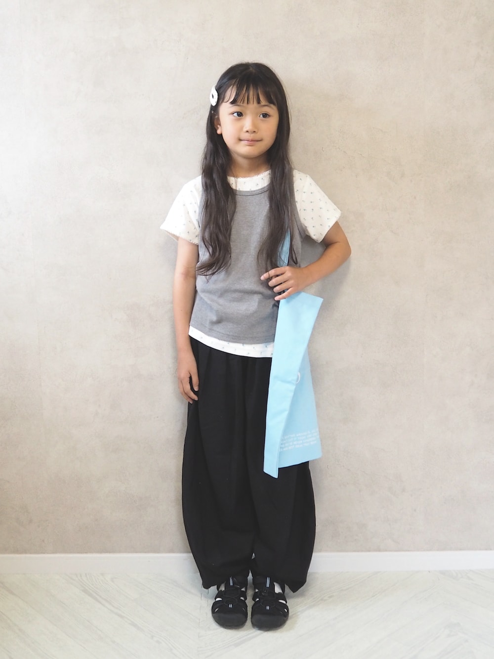 ホワイト系のTシャツ/カットソー、ブラック系のその他パンツ、ブラック系のサンダルを着用したキッズの夏コーディネートの2枚目の写真