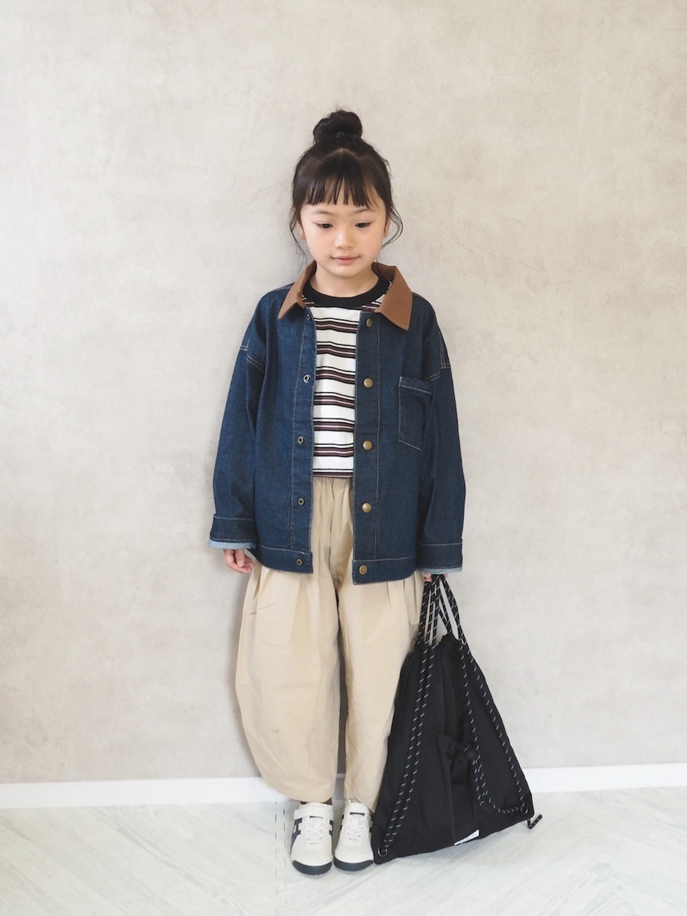 その他のTシャツ/カットソー、ブルー系のデニムジャケット、ベージュ系のその他パンツを着用したキッズの春コーディネートの2枚目の写真