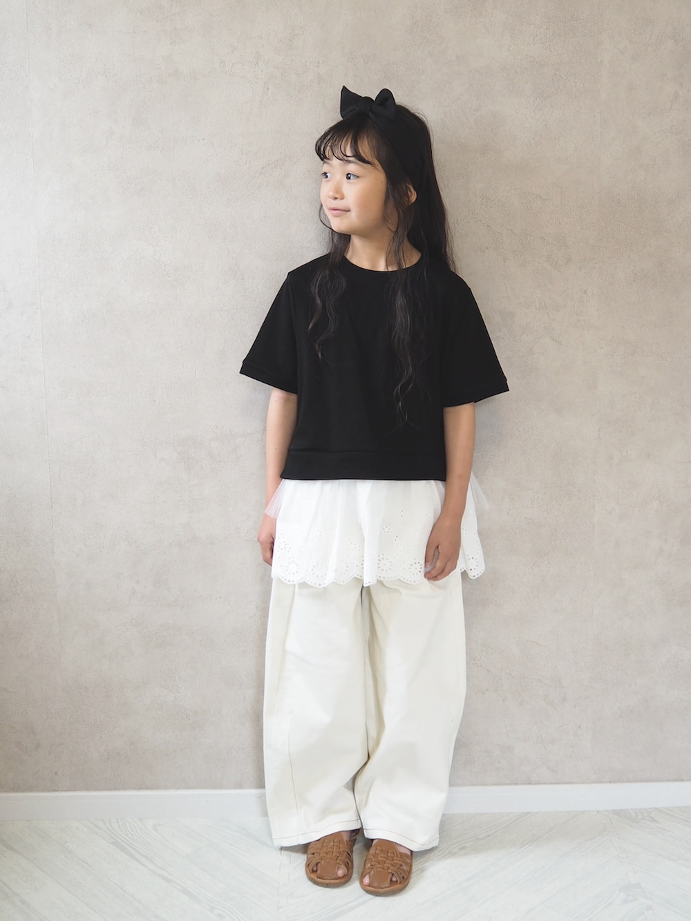 ブラック系のTシャツ/カットソー、ホワイト系のその他パンツを着用したキッズの夏コーディネートの2枚目の写真