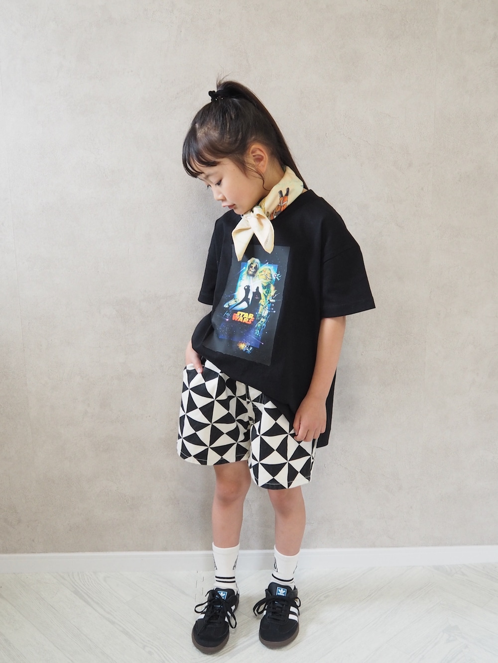 ブラック系のスニーカー、ブラック系のTシャツ/カットソー、ホワイト系のその他パンツを着用したキッズの春コーディネートの4枚目の写真