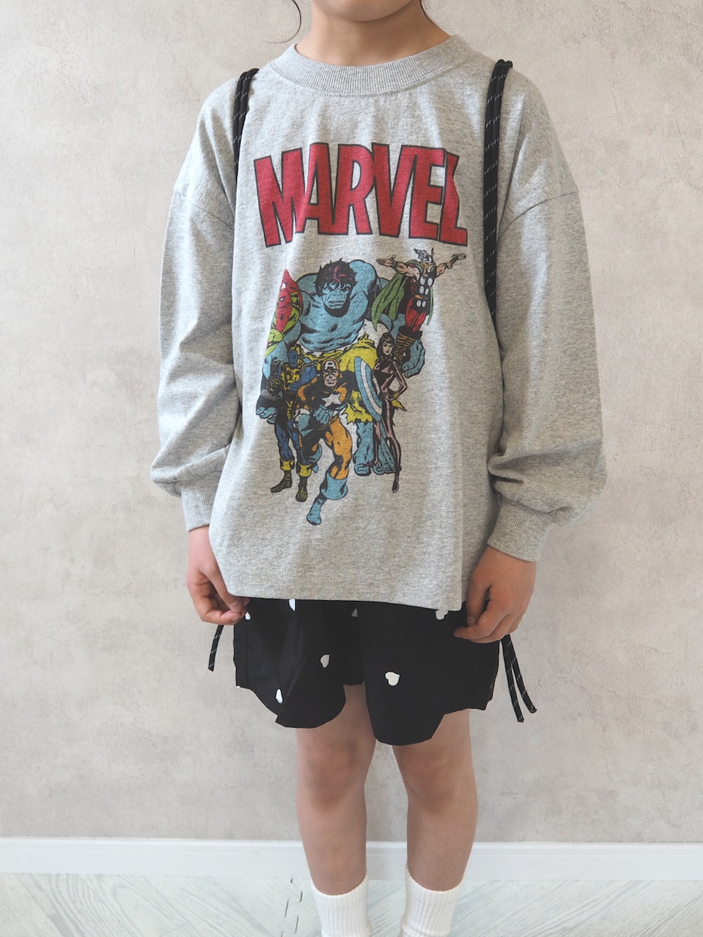 グレー系のTシャツ/カットソー、ブラック系のその他パンツ、ブラック系のスニーカーを着用したキッズの春コーディネートの4枚目の写真