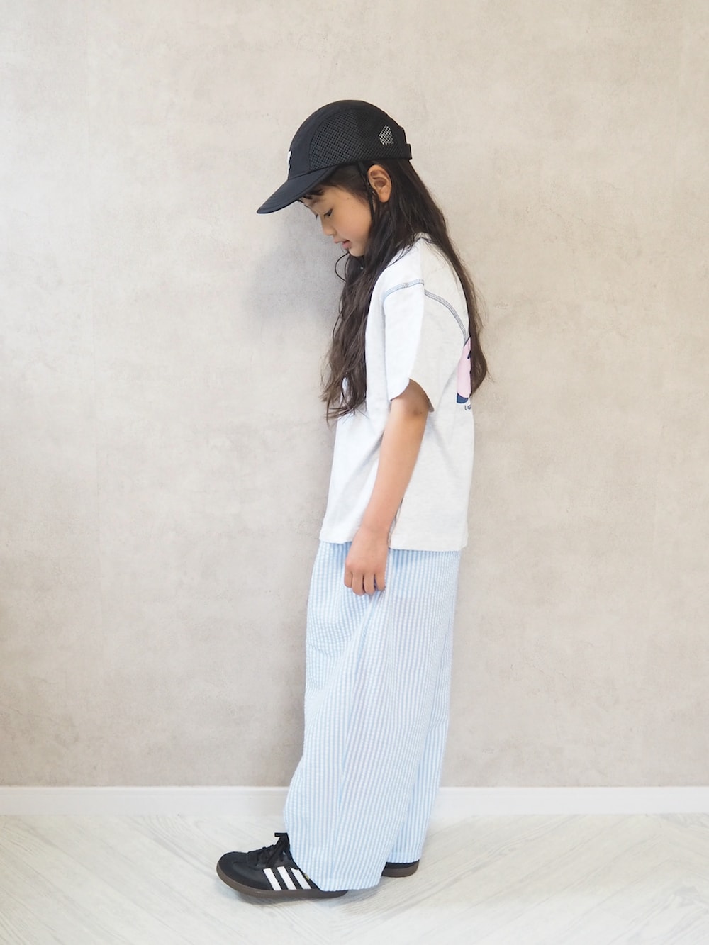 グレー系のTシャツ/カットソー、ブルー系のその他パンツ、ブラック系のスニーカーを着用したキッズの夏コーディネートの3枚目の写真