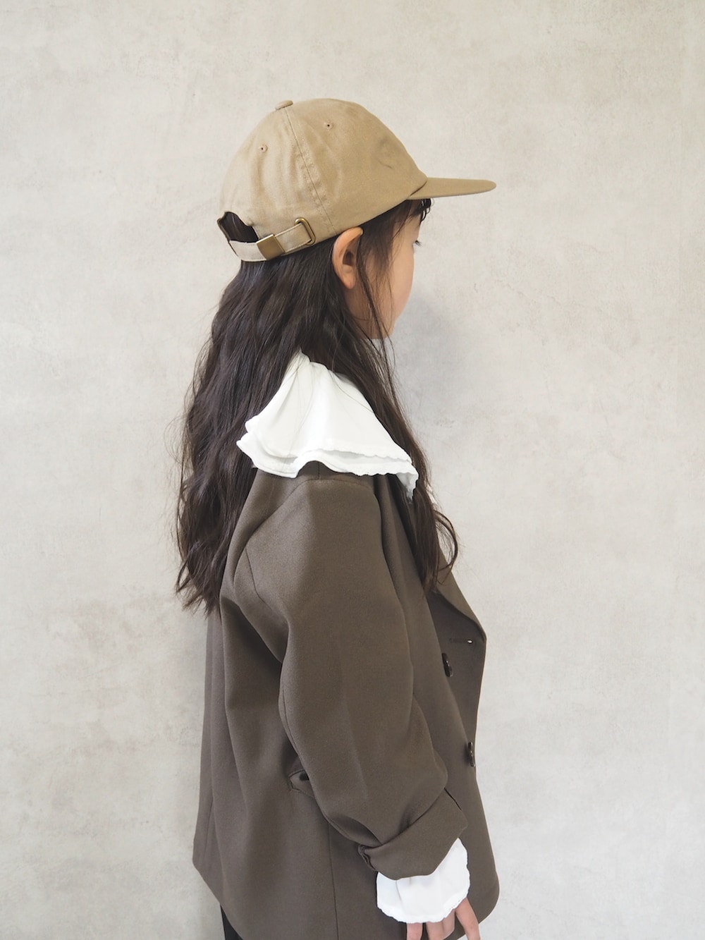 ホワイト系のシャツ/ブラウス、ブラック系のTシャツ/カットソー、ブラウン系のテーラードジャケットを着用したキッズの春コーディネートの5枚目の写真