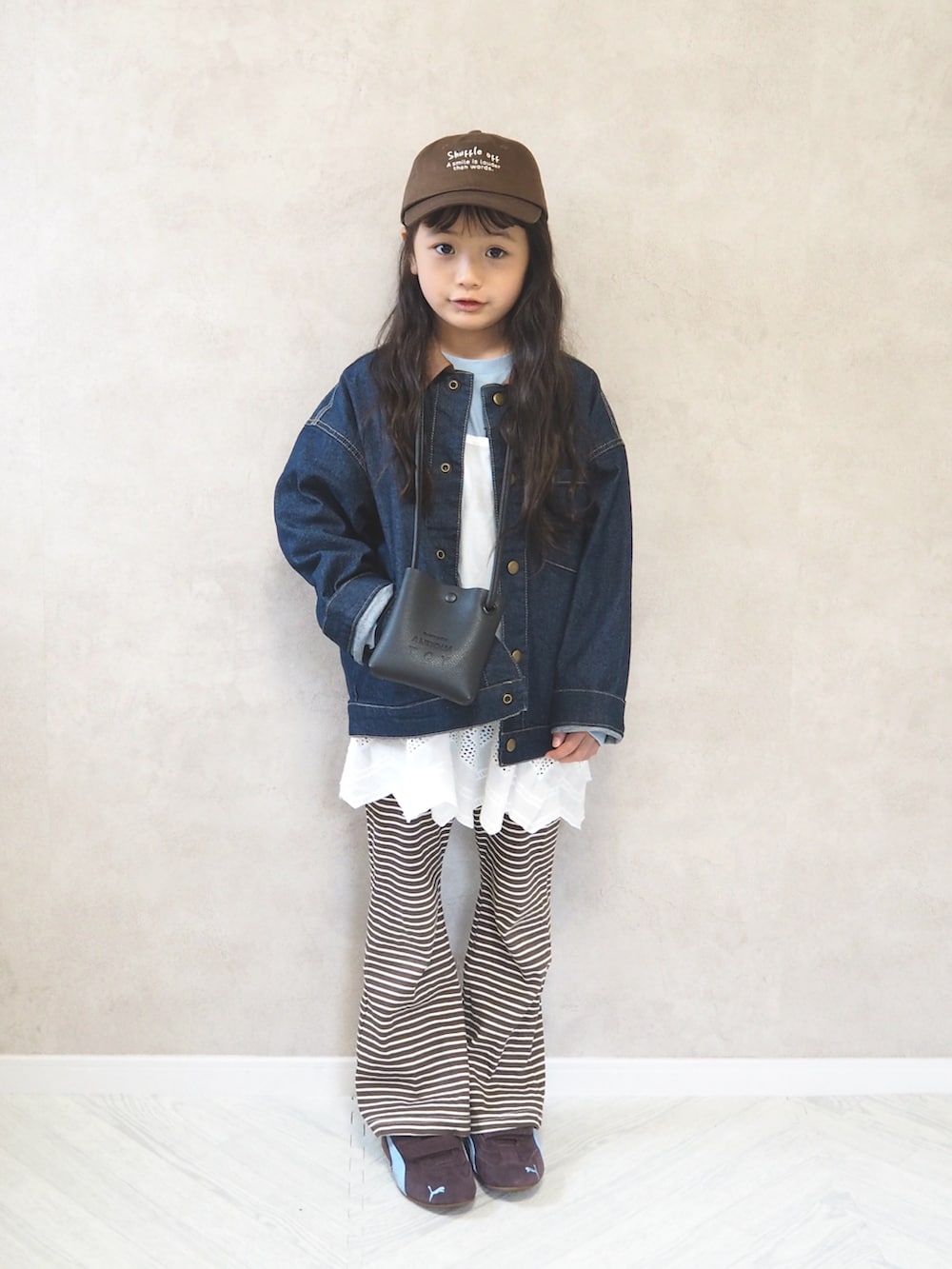 グレー系のTシャツ/カットソー、ブルー系のデニムジャケット、その他のその他パンツを着用したキッズの春コーディネートの2枚目の写真