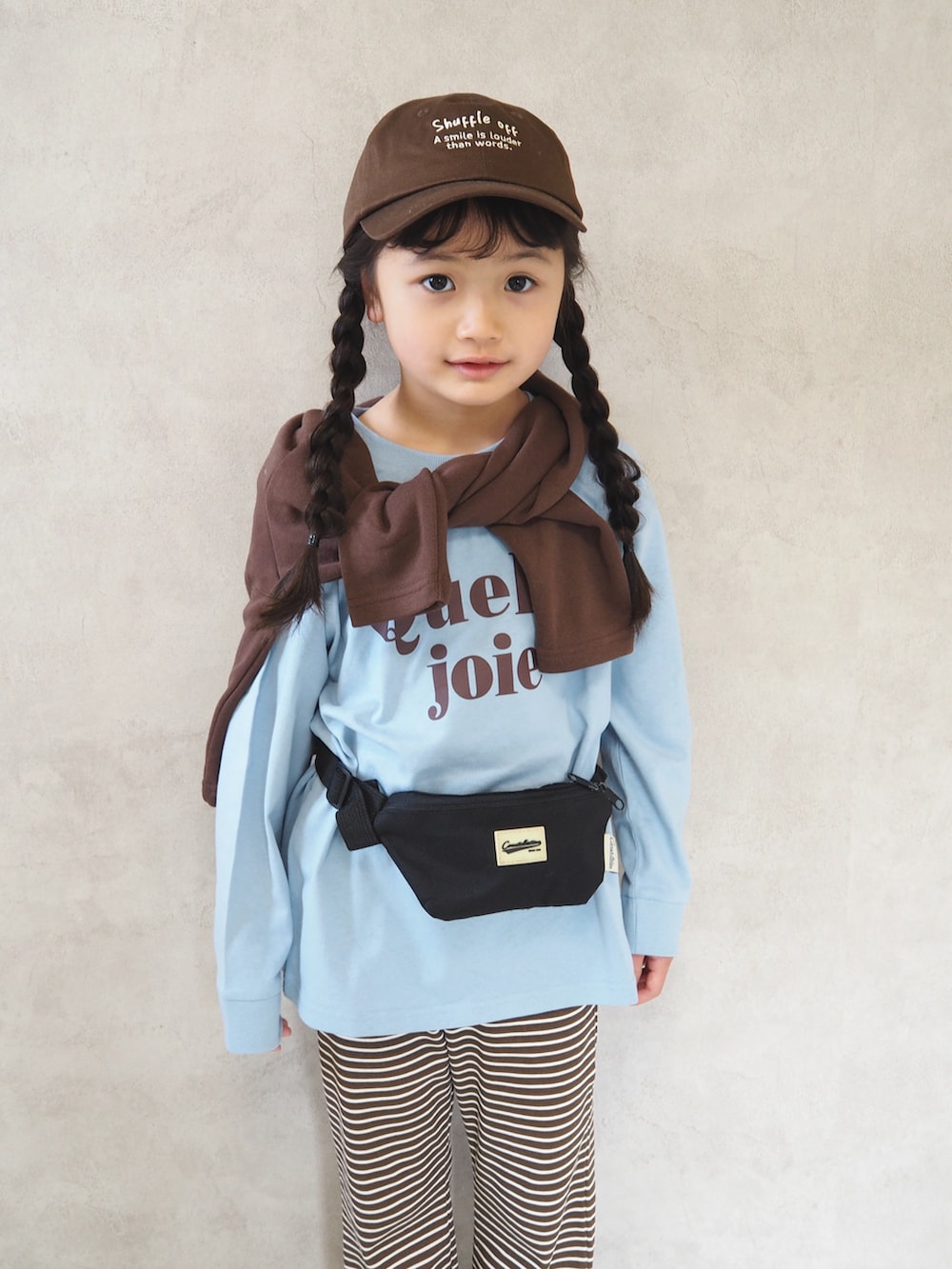 ブラウン系のカーディガン/ボレロ、グレー系のTシャツ/カットソー、その他のその他パンツを着用したキッズの冬コーディネートの4枚目の写真