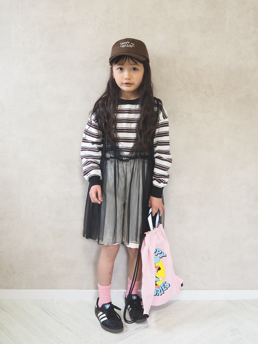 その他のTシャツ/カットソー、ホワイト系のその他パンツ、ブラック系のスニーカーを着用したキッズの春コーディネートの2枚目の写真