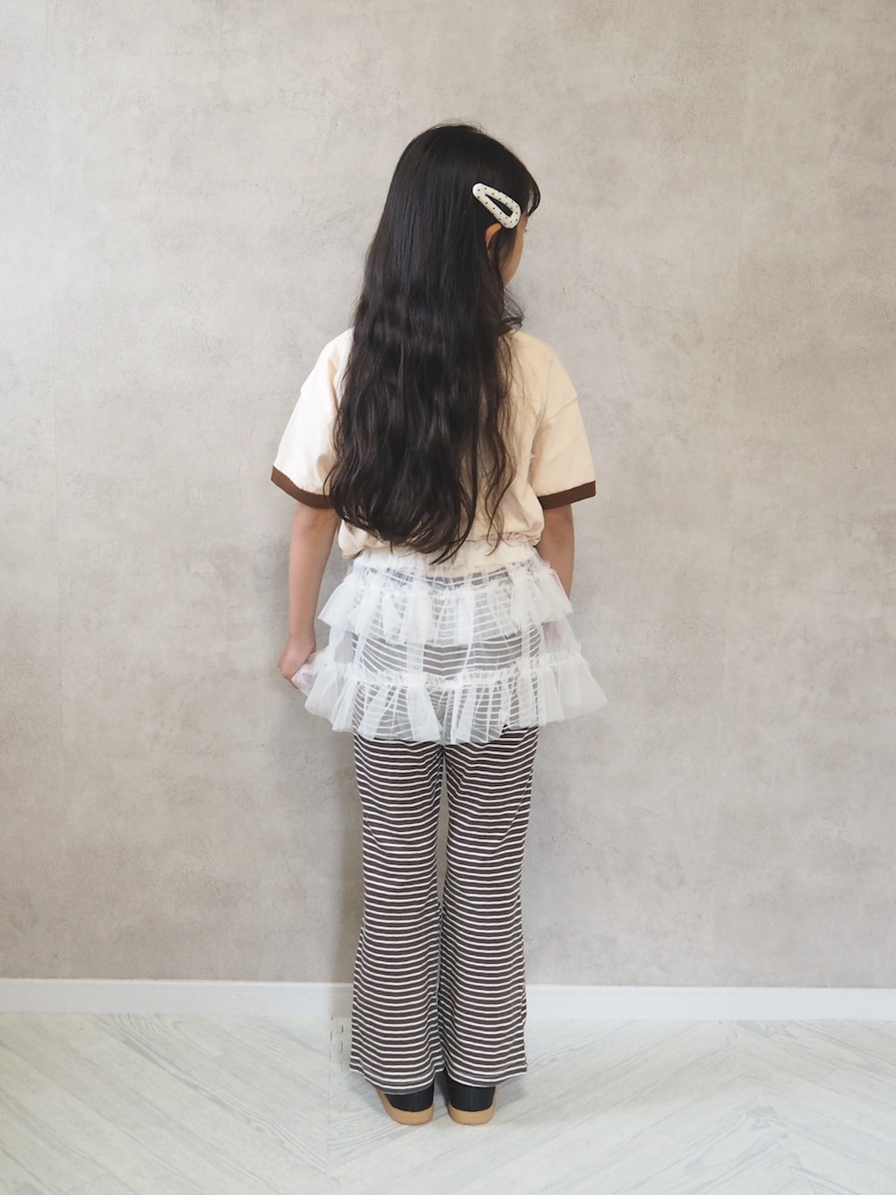 ホワイト系のスカート、ホワイト系のTシャツ/カットソー、その他のその他パンツを着用したキッズの秋コーディネートの3枚目の写真