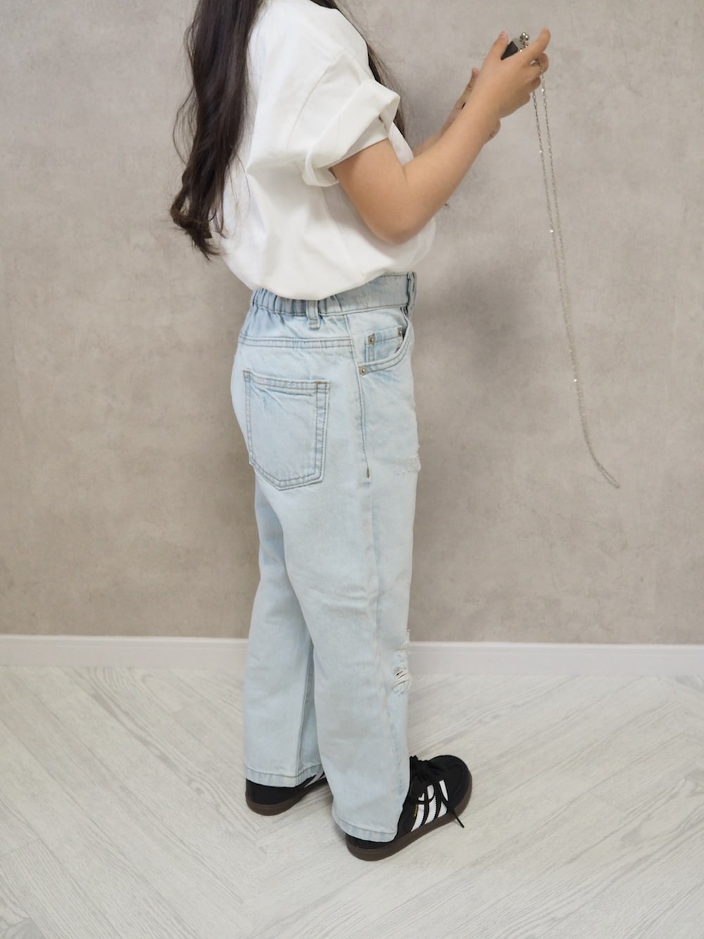 ホワイト系のTシャツ/カットソー、ブルー系のデニムパンツ、ブルー系のキャップを着用したキッズの春コーディネートの3枚目の写真