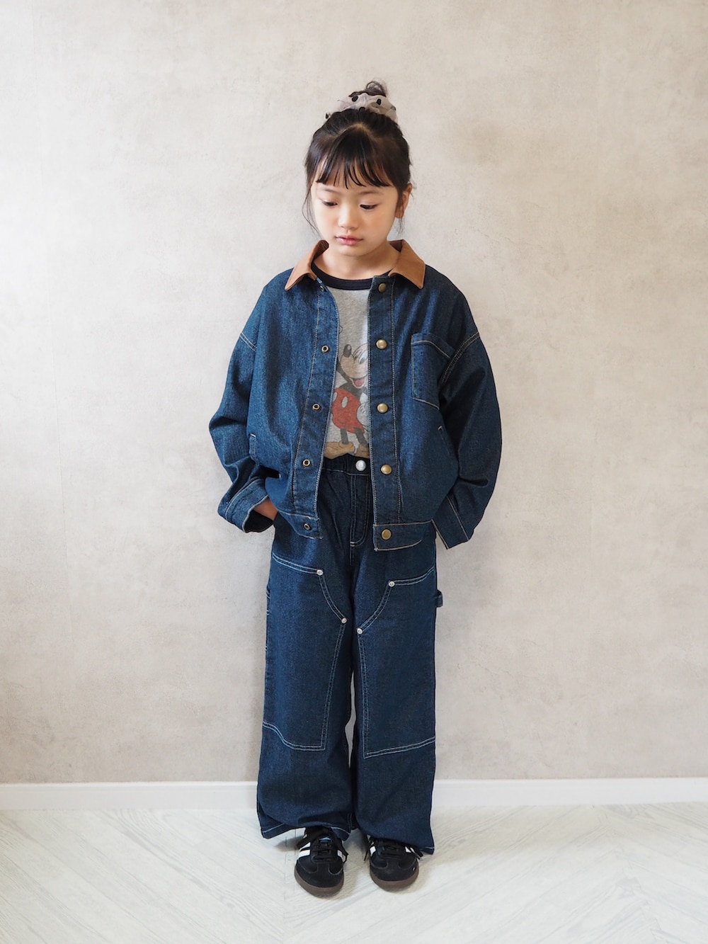 ブルー系のデニムジャケット、ブルー系のデニムパンツ、グレー系のTシャツ/カットソーを着用したキッズの秋コーディネートの2枚目の写真