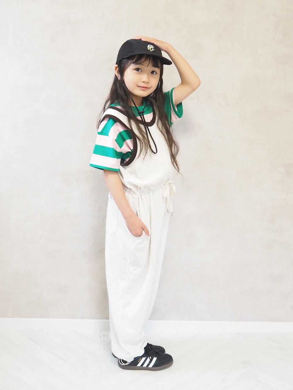 グリーン系のTシャツ/カットソー、ブラック系のスニーカー、ホワイト系のつなぎ/オールインワンを着用したキッズの夏コーディネートの2枚目の写真