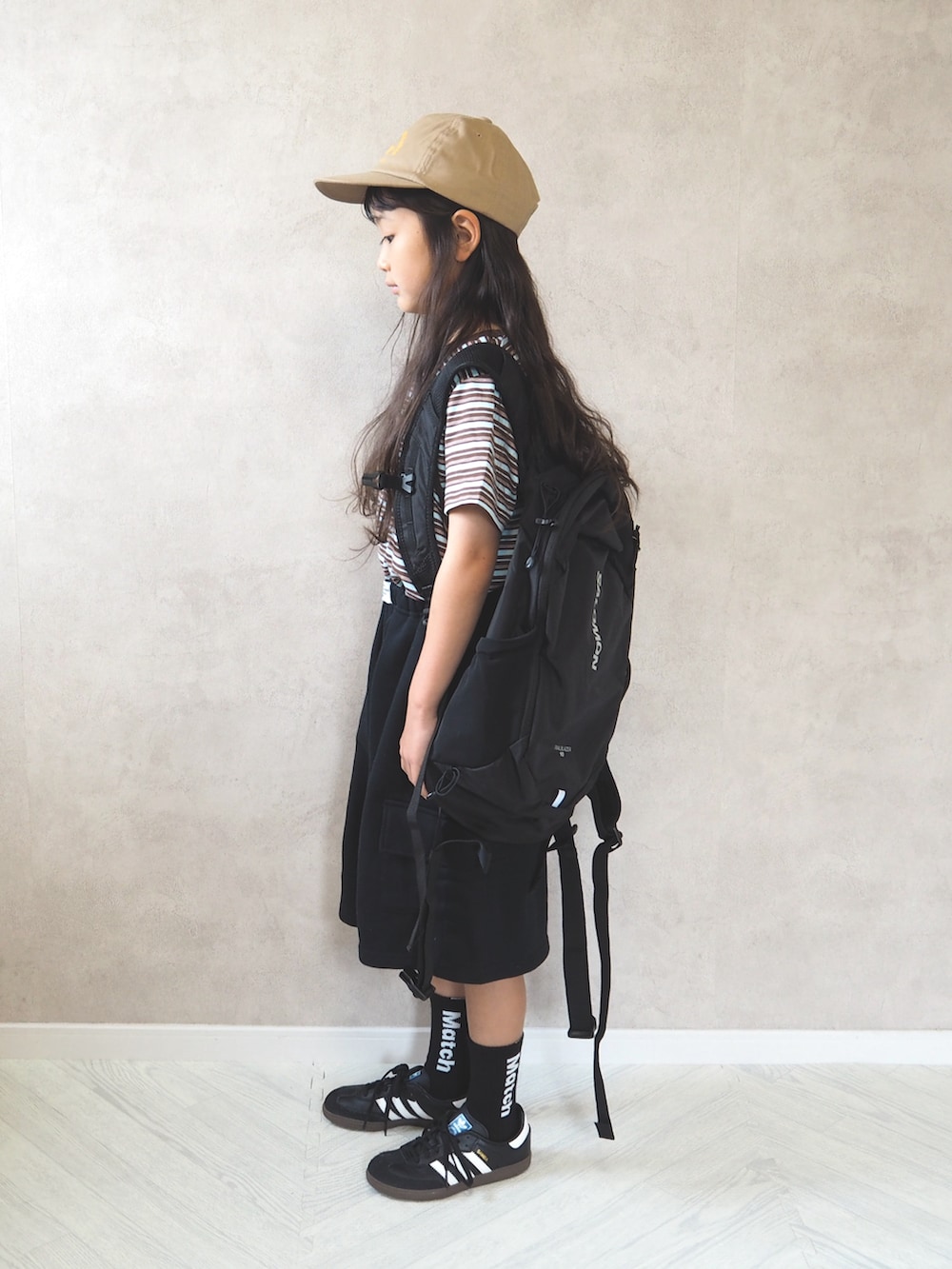 ブルー系のTシャツ/カットソー、ブラック系のその他パンツ、ブラック系のスニーカーを着用したキッズの夏コーディネートの4枚目の写真