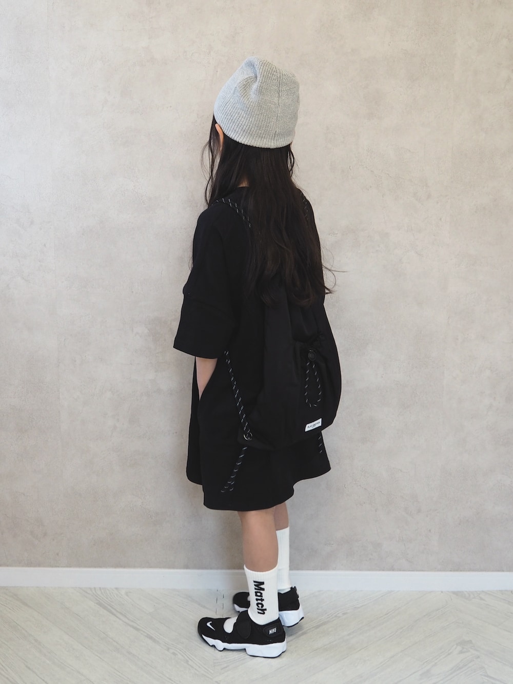 ブラック系のスニーカー、ブラック系のTシャツ/カットソー、ブラック系のバックパック/リュックを着用したキッズの春コーディネートの4枚目の写真