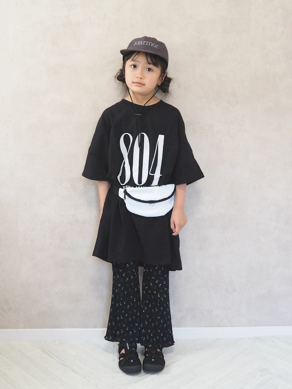 ブラック系のその他パンツ、ホワイト系のボディバッグ/ウエストポーチ、ブラック系のTシャツ/カットソーを着用したキッズの夏コーディネートの2枚目の写真