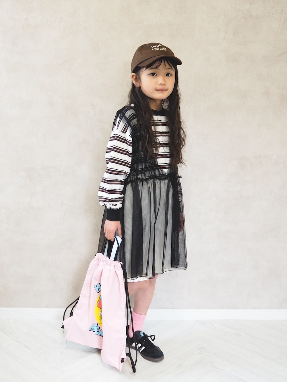 その他のTシャツ/カットソー、ホワイト系のその他パンツ、ブラック系のスニーカーを着用したキッズの春コーディネートの4枚目の写真