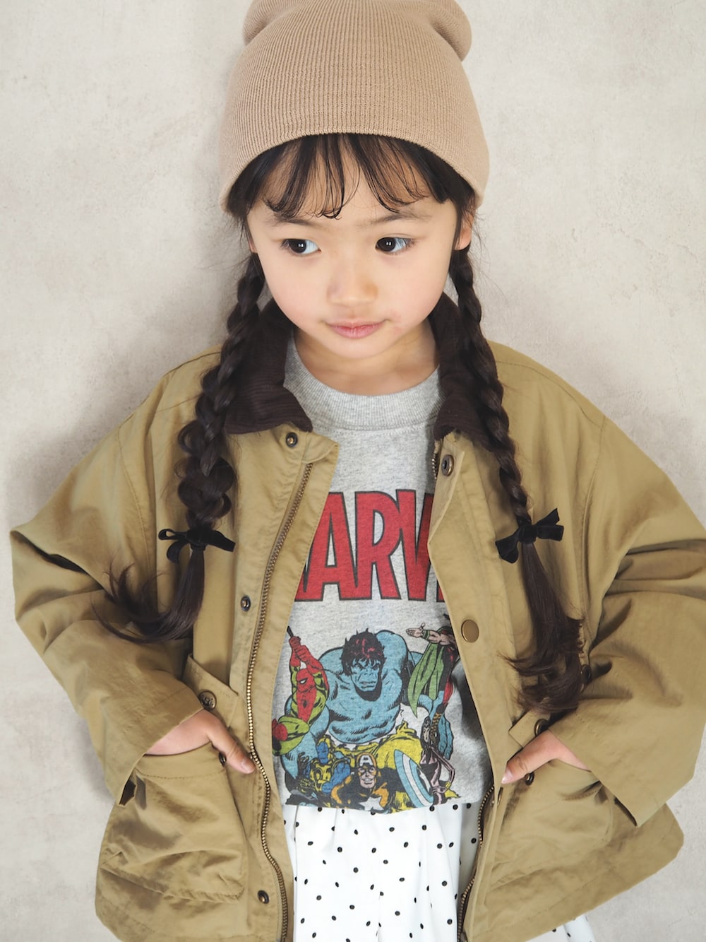 ホワイト系のスカート、ブラック系のスニーカー、グレー系のTシャツ/カットソーを着用したキッズの冬コーディネートの4枚目の写真