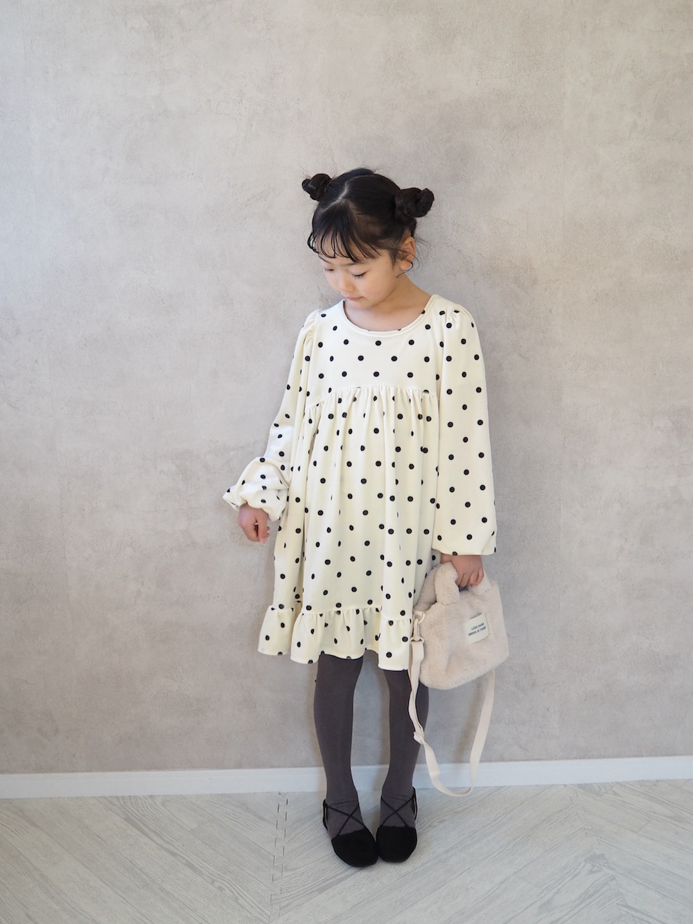 ホワイト系のワンピースを着用したキッズの冬コーディネートの4枚目の写真