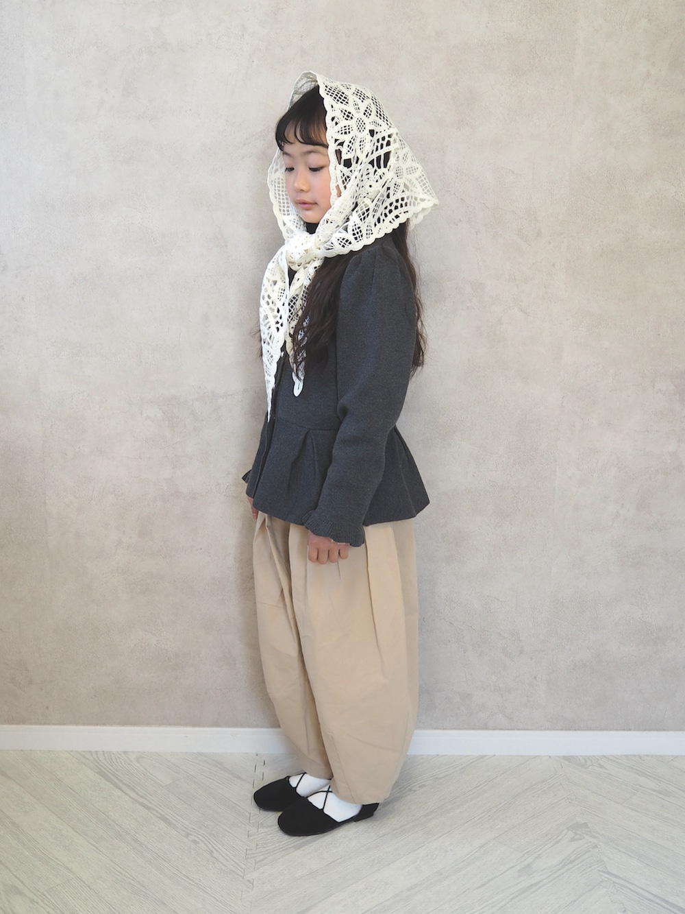 ホワイト系のTシャツ/カットソー、グレー系のカーディガン/ボレロ、ベージュ系のその他パンツを着用したキッズの春コーディネートの3枚目の写真